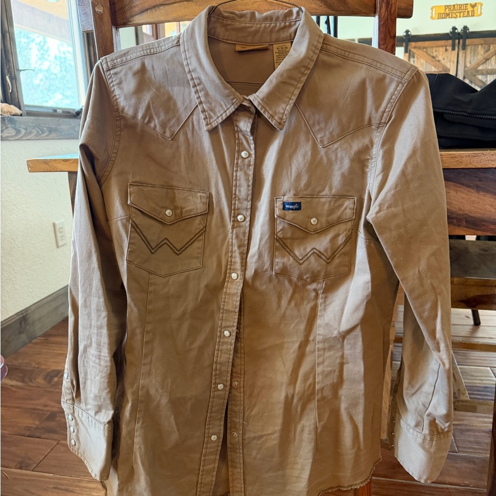 Wrangler Woman’s Western Shirt- size medium- tan